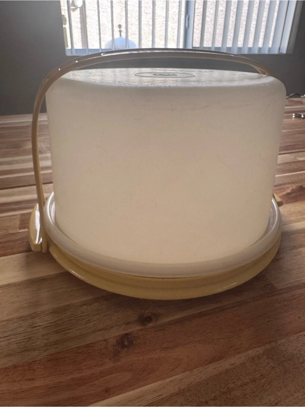 Tupperware Two-Tone gold Cake Carrier- vintage - broken strap!